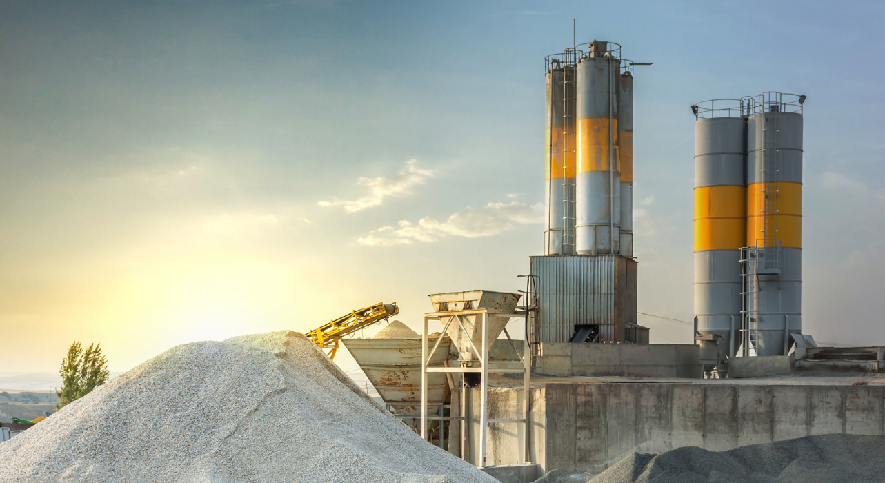 Fábrica com areia durante pôr do Sol